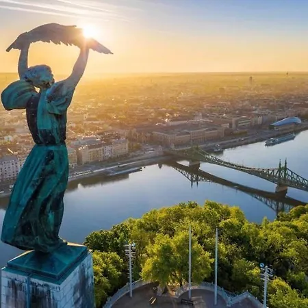 Black And White * Budapešť