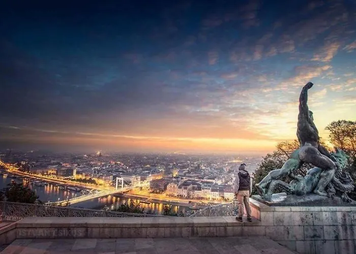 Black And White Budapesta