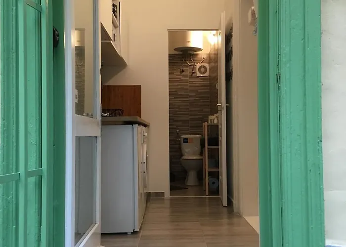 Black And White Budapesta