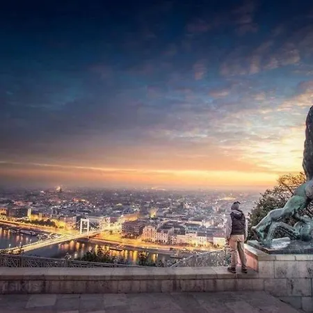 Black And White بودابست