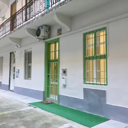 Black And White بودابست