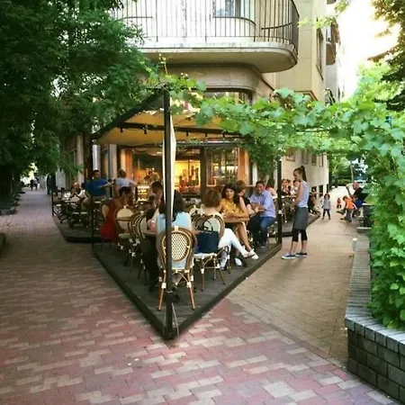 Black And White شقة *