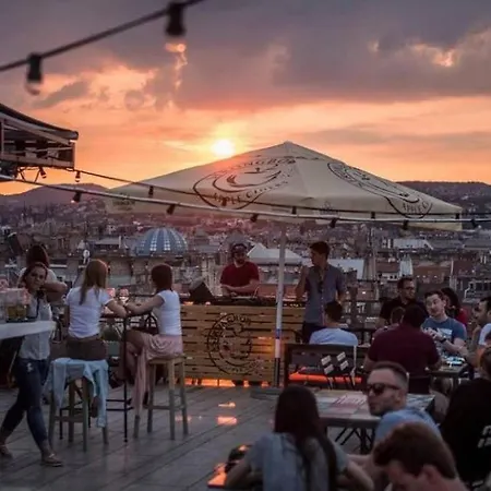 Black And White شقة *